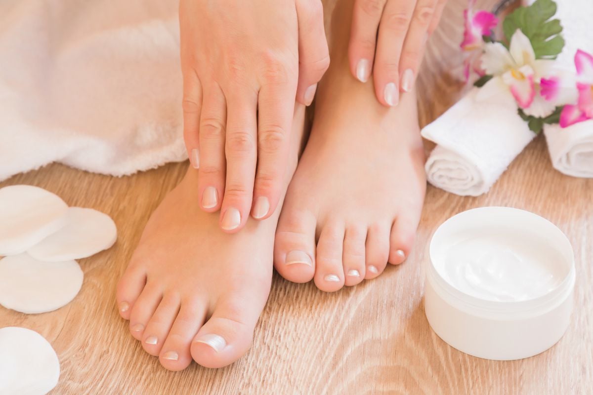 TREAT DRY ROUGH AND CRACKED HEELS OVERNIGHT WITH NATURAL REMEDIES | Dry  skin remedies, Dry feet remedies, Dry skin on feet