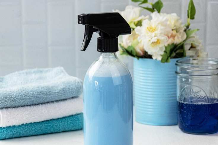 DIY Shower and Tub Cleaner (Amazing Results! 2 ingredients.)