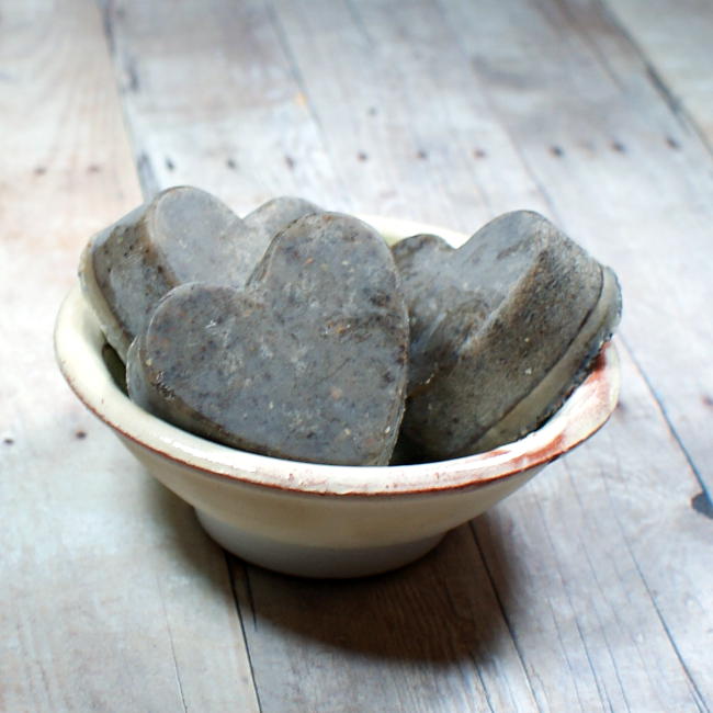 This cardamom & spice solid coffee sugar scrub recipe exfoliates with a combination of sugar, coffee and spices, while moisturizing skin with cocoa and mango butters. And, oh wow! The resulting solid coffee sugar scrub hearts smell amazing! Plus they're perfect for DIY Valentine's day gifts!