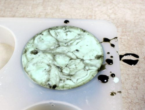As a crafter and soapmaker, there are absolutely those days when an idea for a soap recipe you have in your head, does not execute the way you thought it would. This was one of those projects. However, with a little creativity, I was able to turn a #soapfail into a #soapsuccess! Learn how I turned my #soapfail around and find out how to make your own melt and pour tea tree and sea mud soaps!