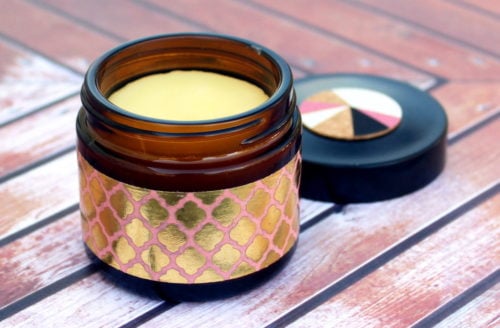 Beste Kruiden Salve Recepten voor elke kwaal! Gemaakt van plantaardige ingrediënten met een combinatie van plantaardige oliën en bijenwas die de gezondheid van de huid bevorderen. Deze verzameling van de beste kruidenrecepten is geschikt voor bijna elke kwaal. Leer ook hoe je een eenvoudig zalfrecept voor alle doeleinden kunt aanpassen aan de specifieke behoeften van je huid.