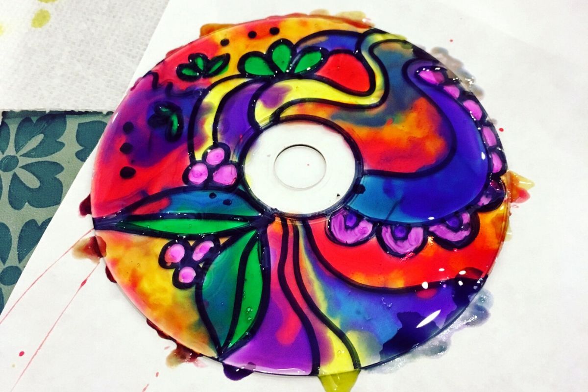 DIY Suncatcher Craft Project for Every Season. Bring a little extra a light and some smiles into your life, regardless of the time of year, with this easy and fun DIY suncatcher craft project! It's a great way to add a little more self care to your life! #suncatcher #diy #crafts #selfcare #arttherapy