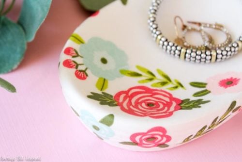 https://soapdelinews.com/wp-content/uploads/2019/03/Pretty-Floral-Trinket-Dish-500x334.jpg